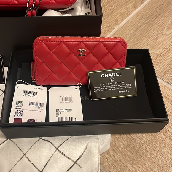 Red Chanel - Picture 3 of 3